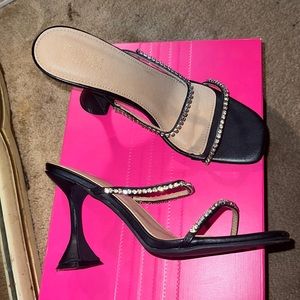 Gently worn cute Amina Muaddi vibes. Good condition :)